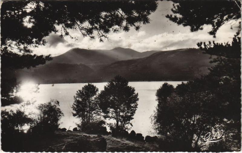 Carte postale ancienne Coucher de Soleil sur le Lac Chambon et les Mont-Dore-Sancy à Mont-Dore