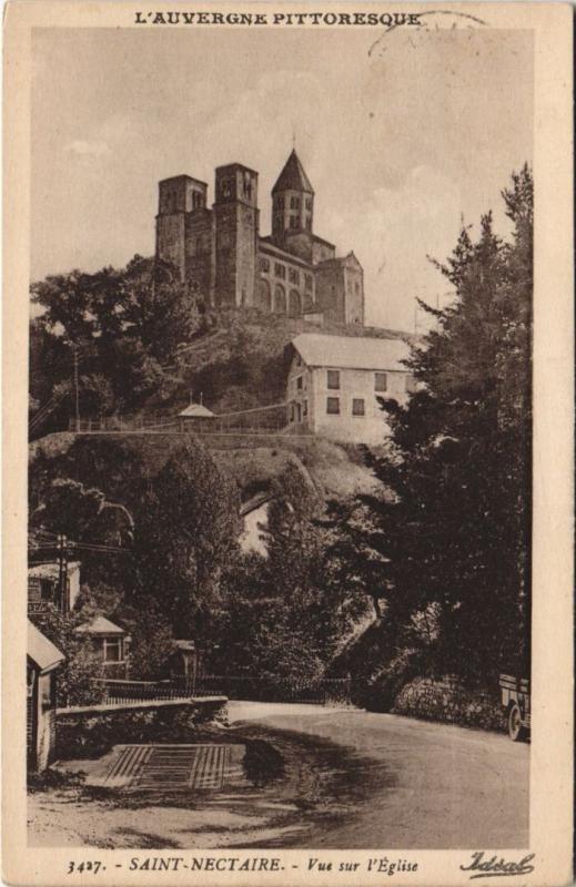 Carte postale ancienne Saint-Nectaire Vue sur l'Eglise à Saint-Nectaire