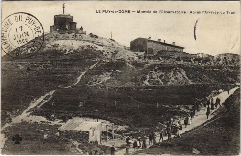 Carte postale ancienne Le Puy de Dome - Montee de l'Observatoire apres l'Arrivee du Tram