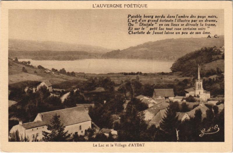 Carte postale ancienne Aydat Le Lac et le Village d'Aydat à Aydat