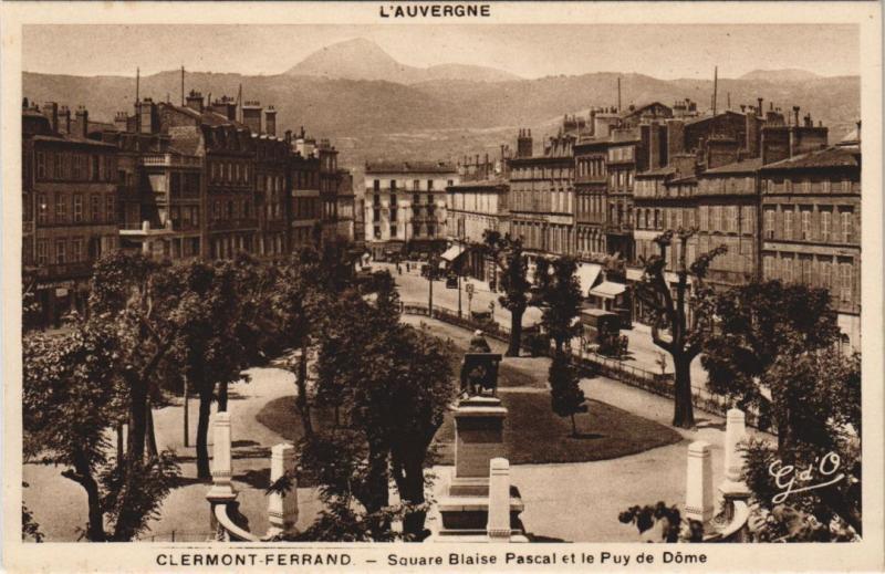 Carte postale ancienne Clermont-Ferrand Square Blaise Pascal et le Puy de Dome à Clermont-Ferrand