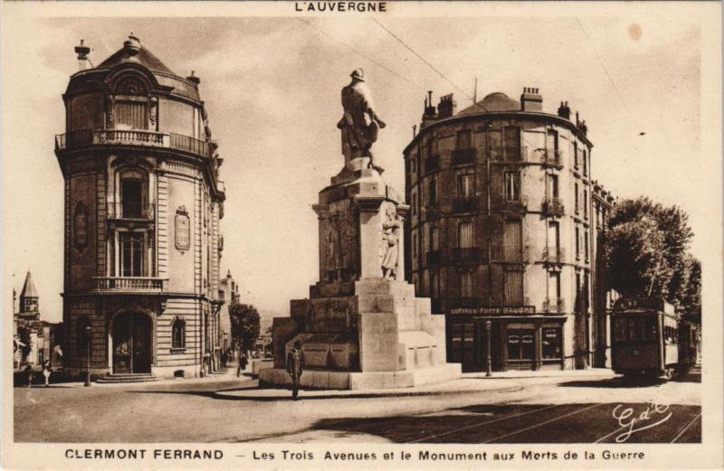 Carte postale ancienne Clermont-Ferrand Le Trois Avenues et le Monument aux Morts à Clermont-Ferrand