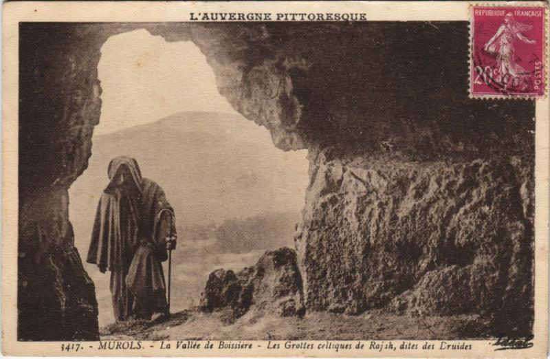 Carte postale ancienne Murols La Vallee de Boissiere - Les Grottes Celtiques de Rajah à Murol