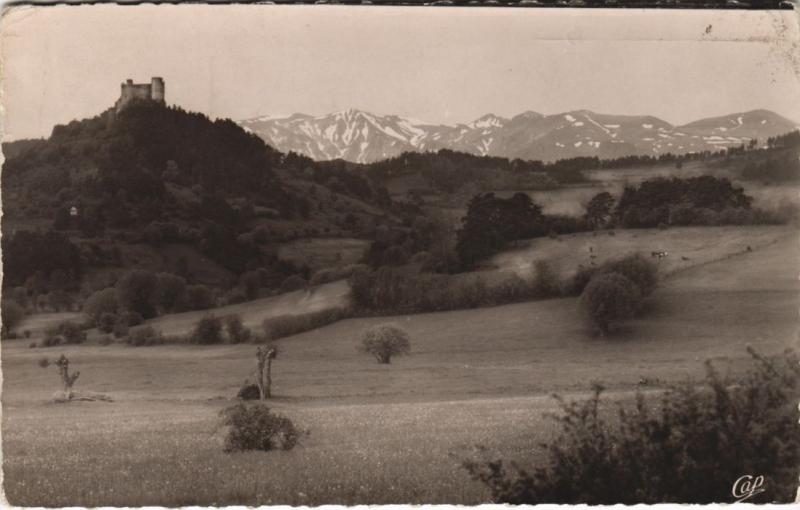 Carte postale ancienne Murols Le Chateau et le Massif du Sancy à Murol