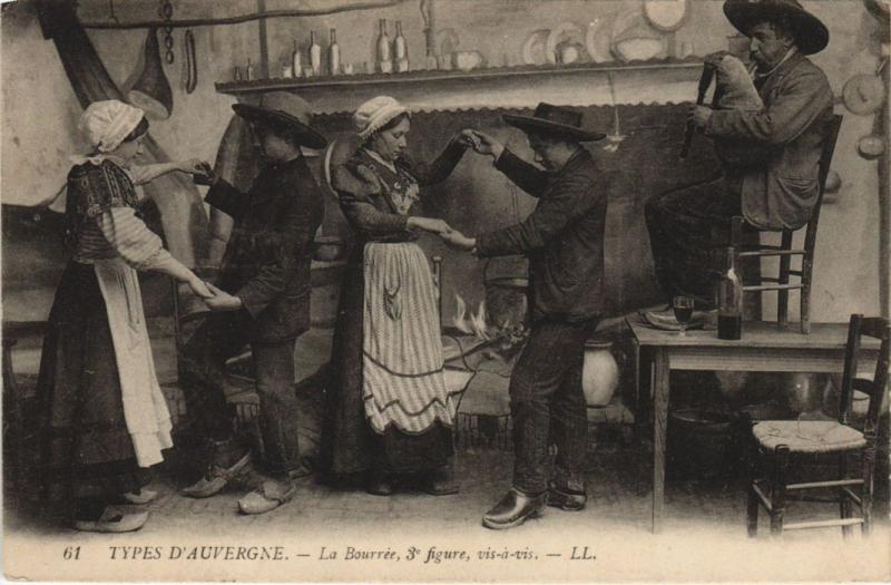 Carte postale ancienne Types d'Auvergne - La Bourree - 3. Figure - Vis-Vis