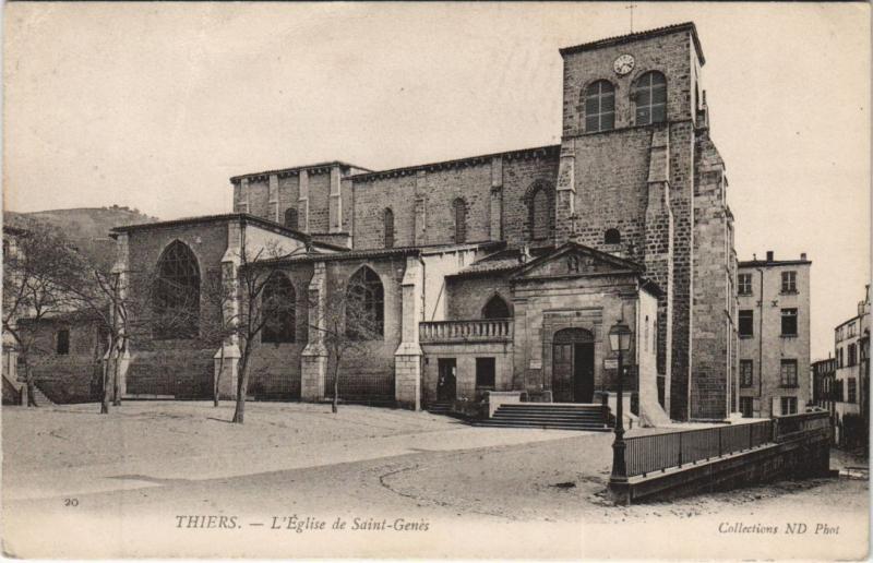 Carte postale ancienne Thiers L'Eglise Saint-Genes à Thiers