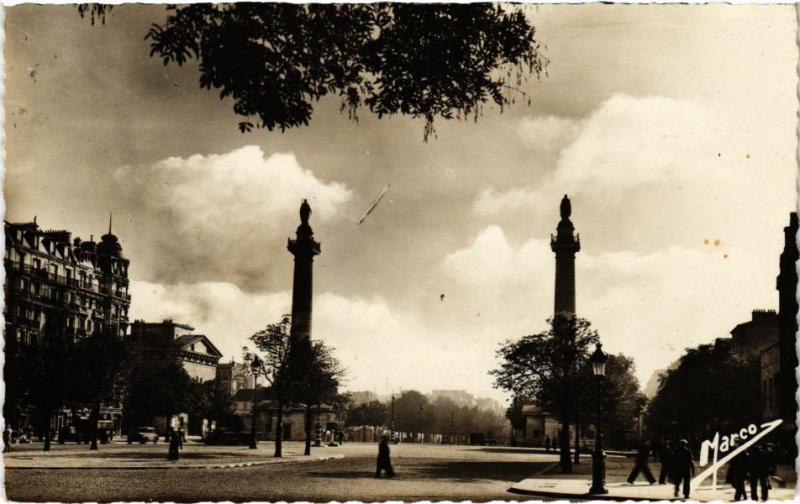 Carte postale ancienne Paris 12e - La Place de la Nation et le cours de Vincennes à Paris 12e