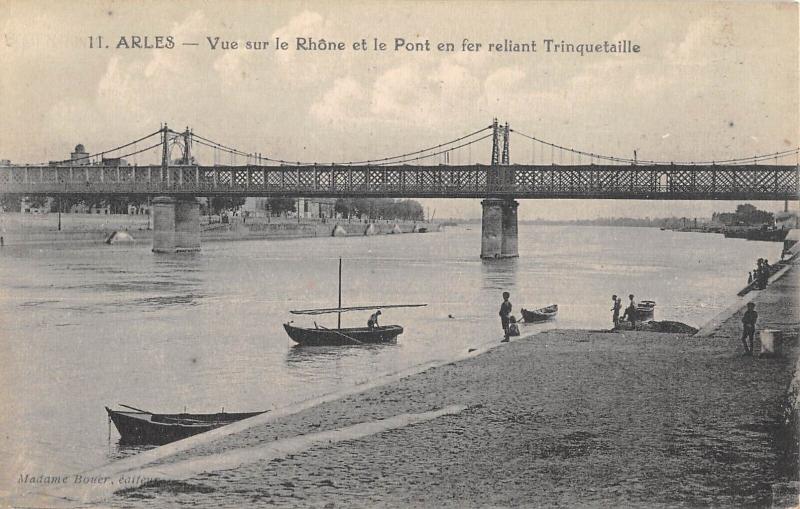 Carte postale ancienne Arles - Vue Sur Le Rhone Et Le Pont En Fer Reliant Trnquetaille - rare à Arles