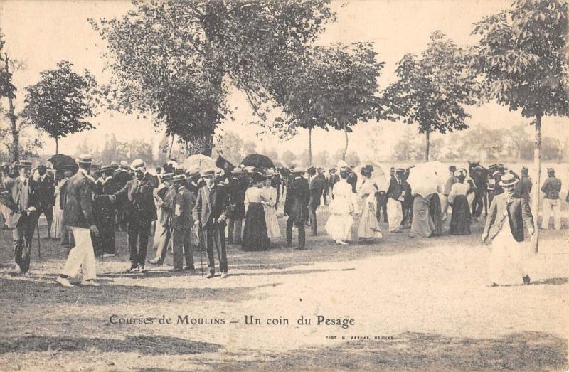 Carte postale ancienne Courses De Moulins - Un Coin Du Pesage à Moulins