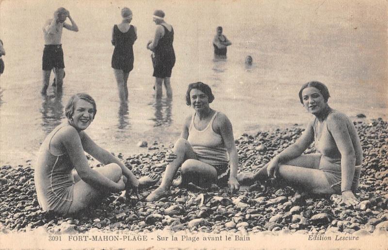 Carte postale ancienne Fort Mahon - Sur La Plage Avant Le Bain
