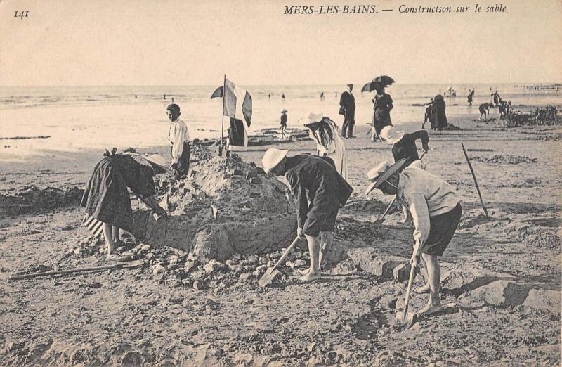 Carte postale ancienne Mers Les Bains - Construction Sur Le Sable à Mers-les-Bains