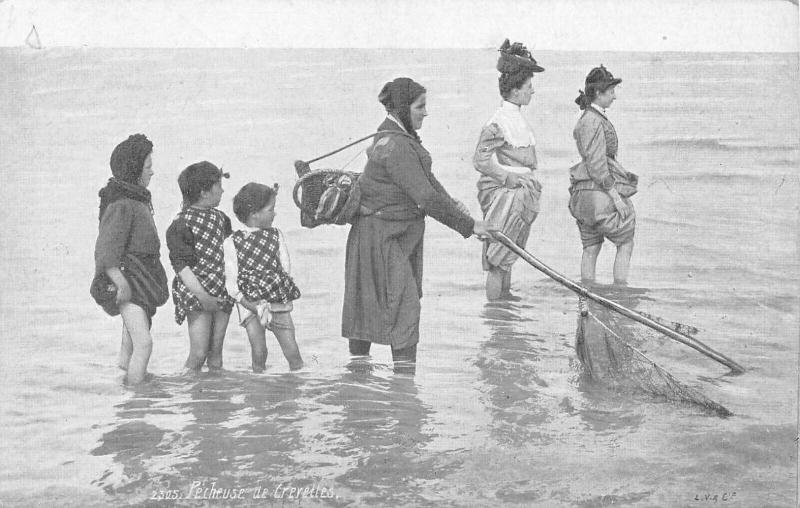 Carte postale ancienne Pecheuse De Crevettes