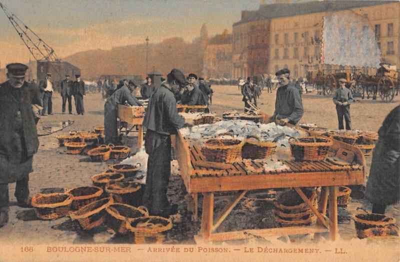 Carte postale ancienne Boulogne Sur Mer - Arrivee Du Poisson - Le Dechargement à Boulogne-sur-Mer