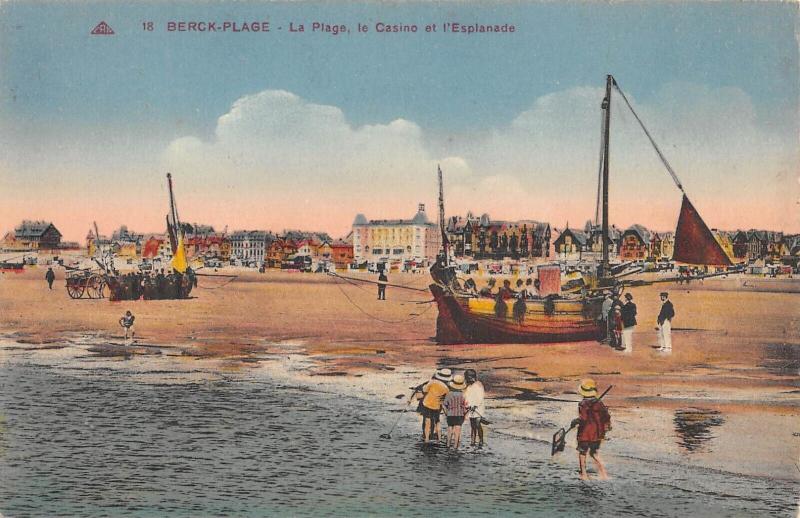 Carte postale ancienne Berck Plage - La Plage - Le Casino Et L'Esplanade à Berck