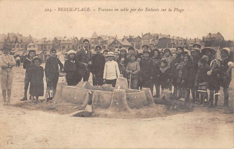 Carte postale ancienne Berck Plage - Travaux En Sable Par Des Enfants Sur La Plage à Berck