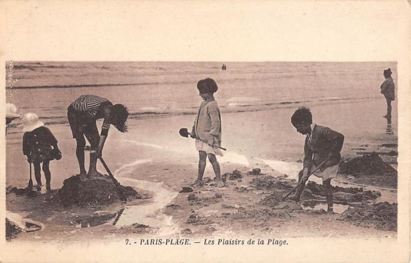 Carte postale ancienne Paris Plage - Les Plaisirs De La Plage