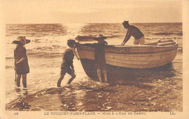 Carte postale ancienne Le Touquet Paris Plage - Mise A L'Eau Du Canot au Touquet-Paris-Plage