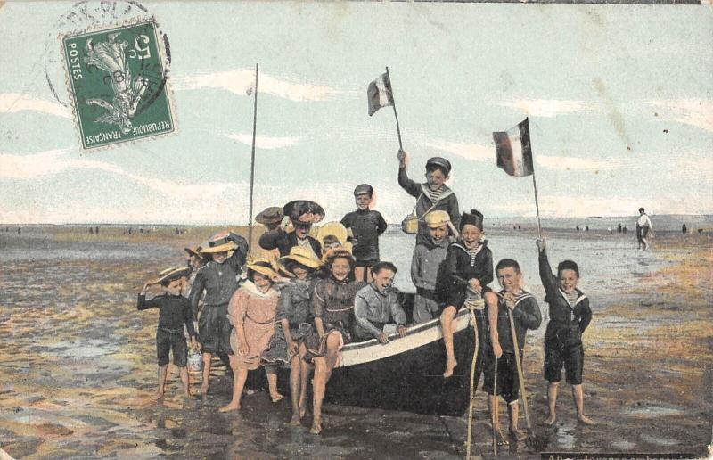 Carte postale ancienne Scene De Plage - Enfants A La Mer