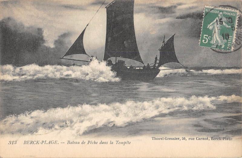 Carte postale ancienne Berck Plage - Bateau De Peche Dans La Tempete à Berck