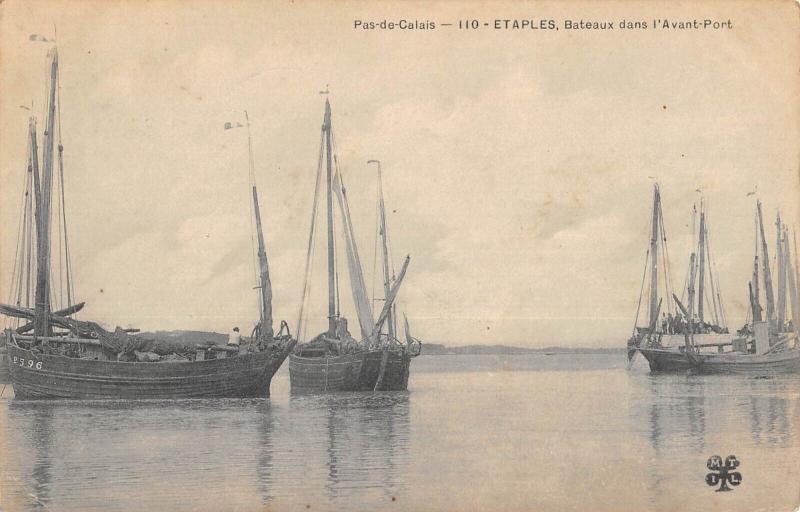 Carte postale ancienne Etaples - Bateaux Dans L'Avant Port à Étaples