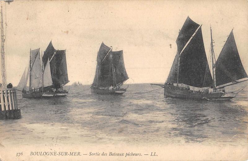 Carte postale ancienne Boulogne Sur Mer - Sortie Des Bateaux Pecheurs à Boulogne-sur-Mer