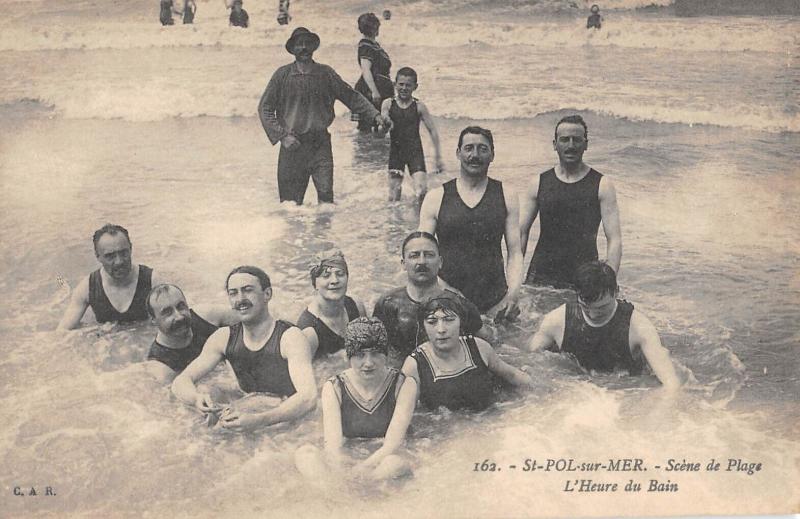 Carte postale ancienne Saint Pol Sur Mer - Scene De Plage - L'Heure Du Bain
