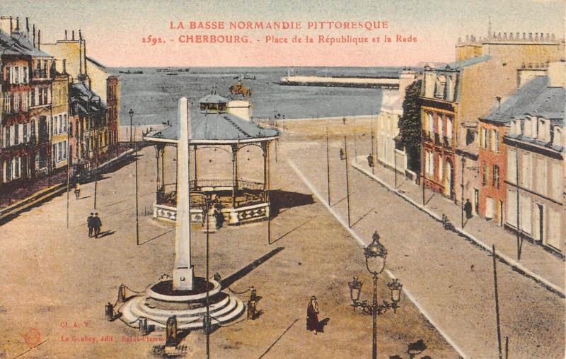 Carte postale ancienne Cherbourg - Place De La Republique Et La Rade
