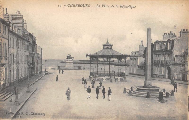 Carte postale ancienne Cherbourg - La Place De La Republique