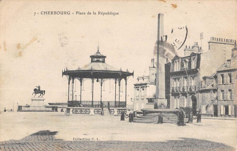 Carte postale ancienne Cherbourg - Place De La Republique