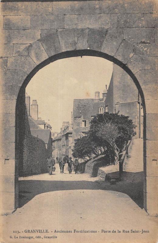 Carte postale ancienne Granville - Anciennes Fortifications - Porte De La Rue Saint Jean à Granville