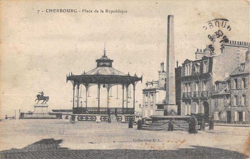 Carte postale ancienne Cherbourg - Place De La Republique