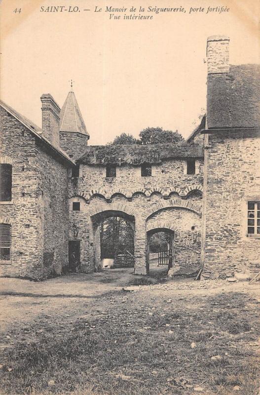 Carte postale ancienne Saint Lo - Le Manoir De La Seigneurie - Porte Fortifiee à Saint-Lô