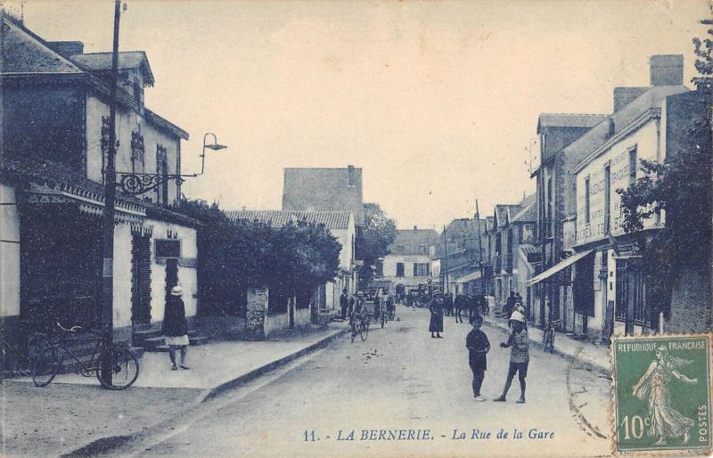 Carte postale ancienne La Bernerie - La Rue De La Gare