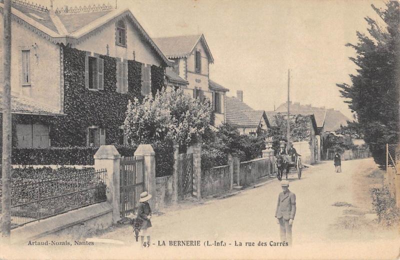 Carte postale ancienne La Bernerie - La Rue Des Carres