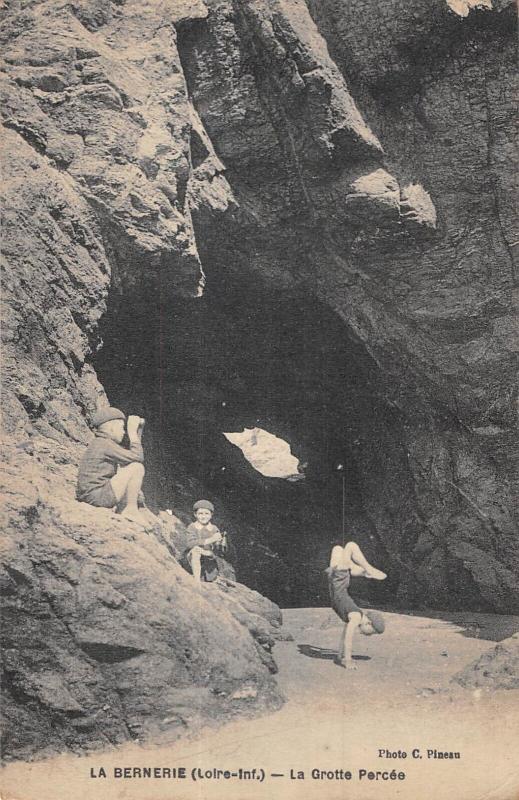 Carte postale ancienne La Bernerie - La Grotte Percee