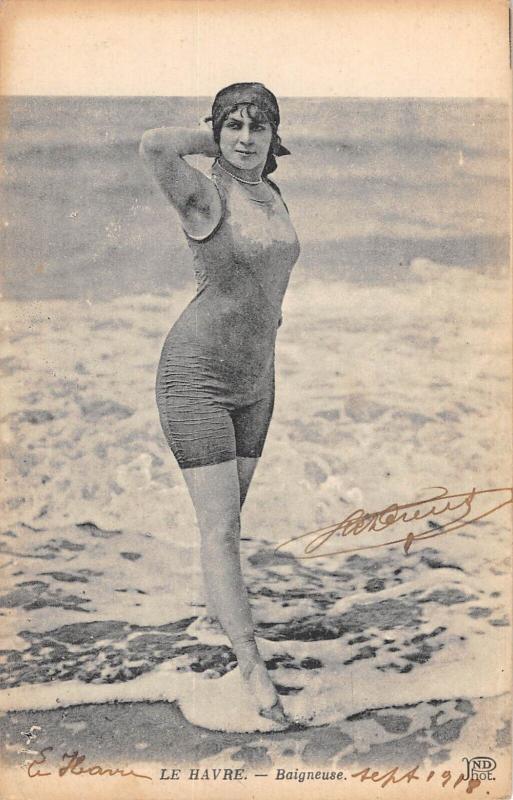 Carte postale ancienne Le Havre - Baigneuse au Havre