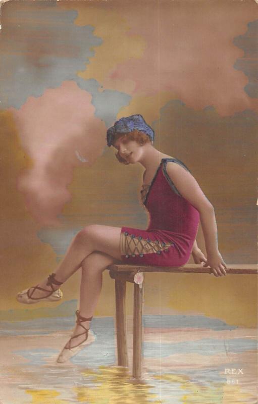 Carte postale ancienne Baigneuse En Maillot De Bain