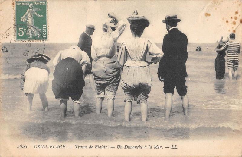 Carte postale ancienne Criel Plage - Trains De Plaisir - Un Dimanche A La Mer