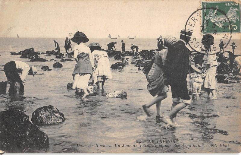 Carte postale ancienne Le Treport - Dans Les Rochers - Un Jour De Train De Plaisir - Demi Bains au Tréport