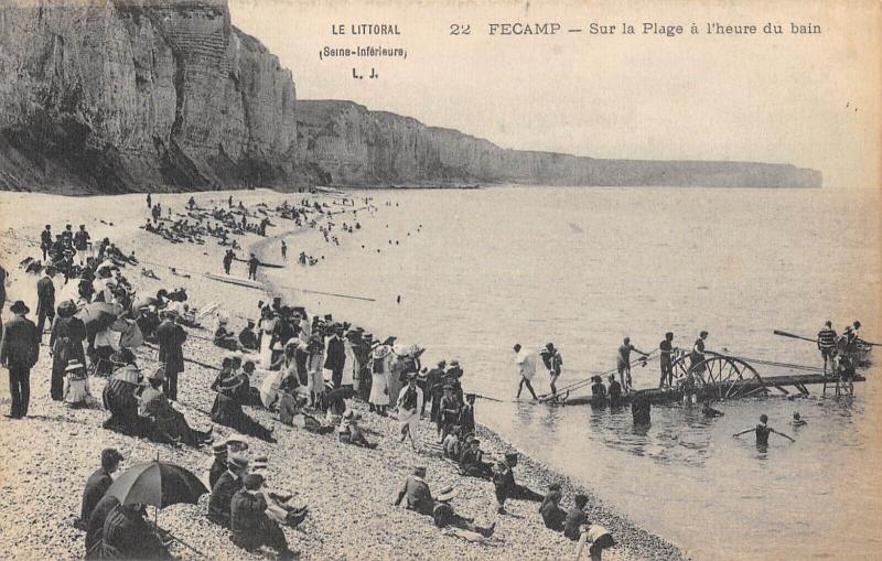 Carte postale ancienne Fecamp - Sur La Plage A L'Heure Du Bain à Fécamp