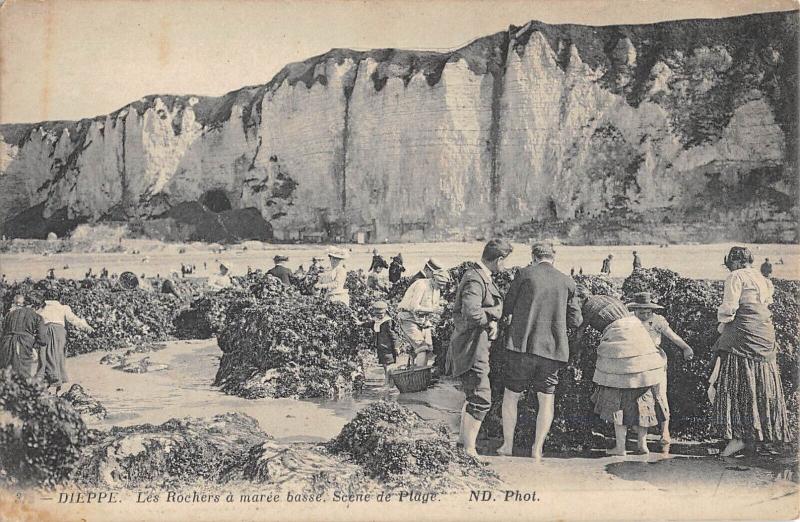 Carte postale ancienne Dieppe - Les Rochers A Maree Basse - Scene De Plage à Dieppe