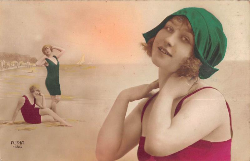 Carte postale ancienne Jeunes Baigneuses - En Fond Falaises