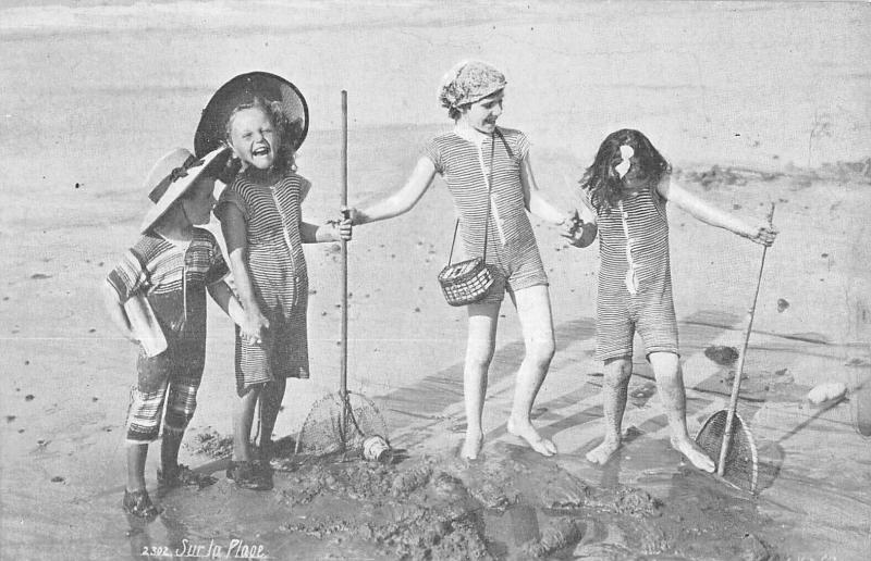 Carte postale ancienne Sur La Plage - Enfants A La Mer
