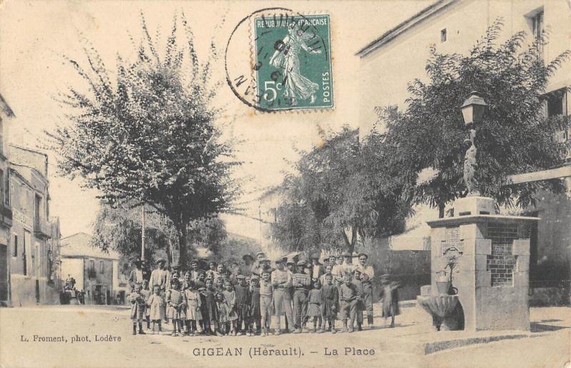 Carte postale ancienne Gigean - La Place à Gigean