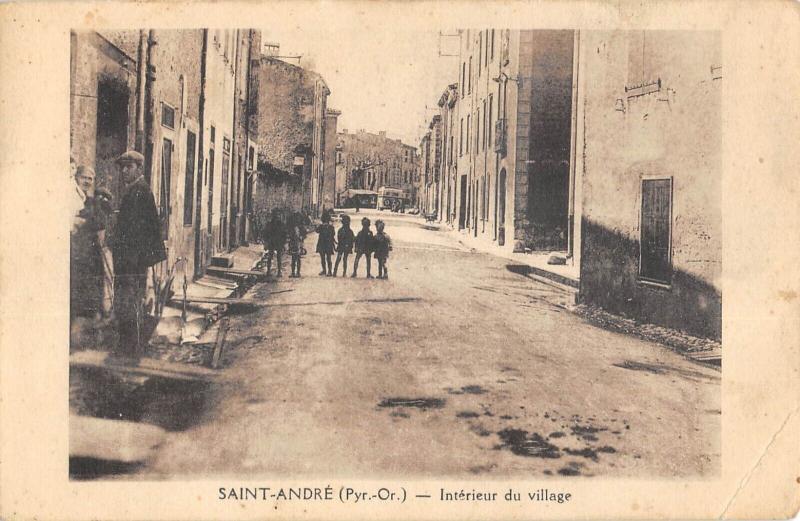 Carte postale ancienne Saint Andre - Interieur Du Village à Saint-André