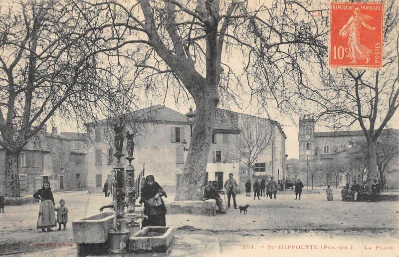 Carte postale ancienne Saint Hippolyte - La Place à Saint-Hippolyte