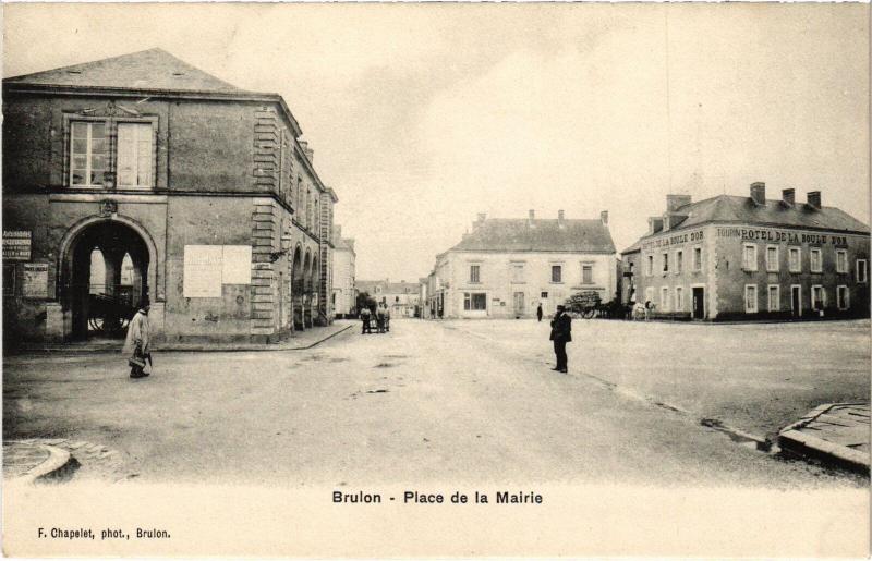 Carte postale ancienne Brulon Place de la Mairie