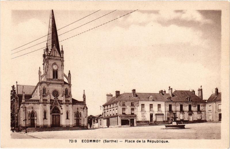 Carte postale ancienne Ecommoy Place de la Republique