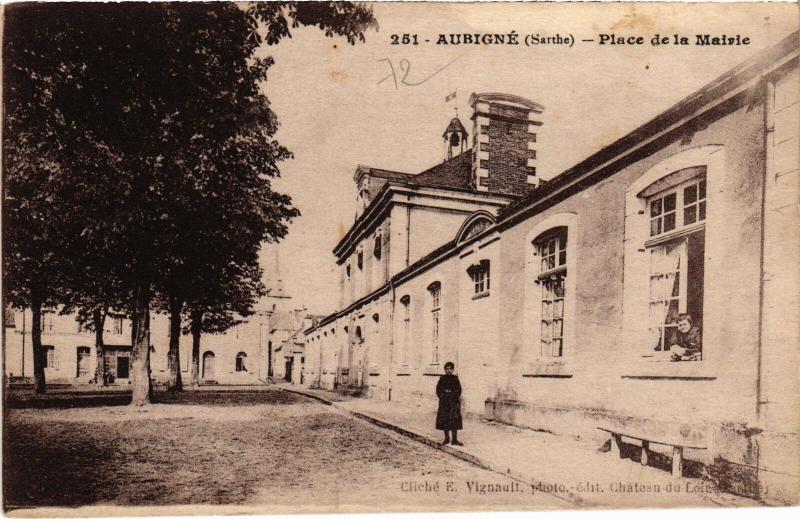 Carte postale ancienne Aubigne Place de la Mairie