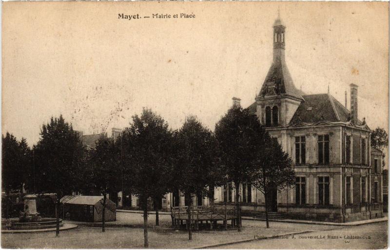 Carte postale ancienne Mairie et Place à Mayet